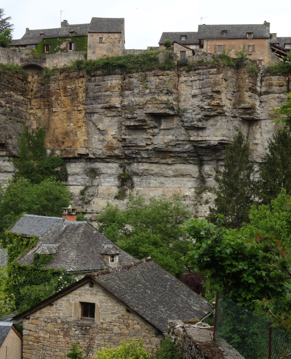 Để đến được thị trấn Bozouls, du khách chỉ có thể đi bằng con đường nhỏ từ phía Nam.