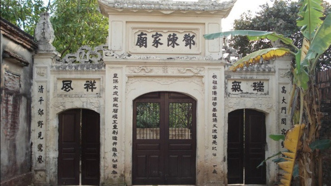 Trạng nguyên Đặng Công Chất người làng Phù Đổng, huyện Tiên Du, phủ Từ Sơn, trấn Kinh Bắc (nay thuộc xã Phù Đổng, huyện Gia Lâm, Hà Nội). Nguyên quán của ông là xã Thái Bát, huyện Bất Bạt (nay thuộc huyện Ba Vì, Hà Nội). Đặng Công Chất đỗ trạng nguyên khoa Tân Sửu, niên hiệu Vĩnh Thọ thứ 4 (1661), thời vua Lê Thần Tông.