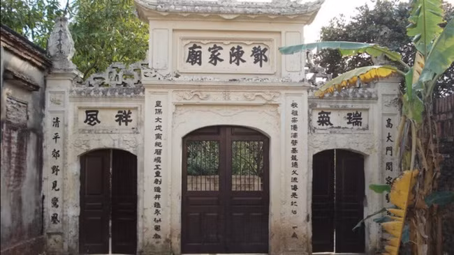 Trạng nguyên Đặng Công Chất người làng Phù Đổng, huyện Tiên Du, phủ Từ Sơn, trấn Kinh Bắc (nay thuộc xã Phù Đổng, huyện Gia Lâm, Hà Nội). Nguyên quán của ông là xã Thái Bát, huyện Bất Bạt (nay thuộc huyện Ba Vì, Hà Nội). Đặng Công Chất đỗ trạng nguyên khoa Tân Sửu, niên hiệu Vĩnh Thọ thứ 4 (1661), thời vua Lê Thần Tông.