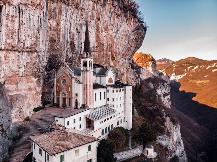 Nằm sát vách núi Baldo cao 550m, thánh đường Madonna della Corona ở Italy là điểm đến được hàng ngàn người ở nhiều nước trên thế giới tìm đến để chiêm ngưỡng. Nguyên do là bởi đây là nhà thờ cheo leo trên vách núi đá có kiến trúc đặc biệt.