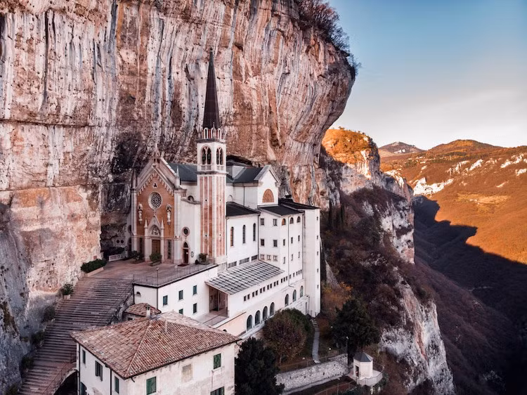Nằm sát vách núi Baldo cao 550m, thánh đường Madonna della Corona ở Italy là điểm đến được hàng ngàn người ở nhiều nước trên thế giới tìm đến để chiêm ngưỡng. Nguyên do là bởi đây là nhà thờ cheo leo trên vách núi đá có kiến trúc đặc biệt.
