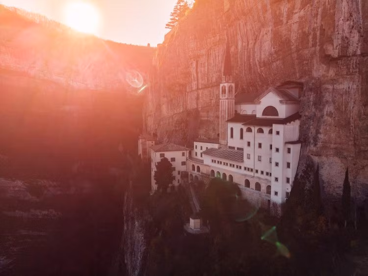 Khi đến nơi, mọi người không khỏi choáng ngợp trước kiến trúc kỳ vĩ và cổ kính của nhà thờ. Mời độc giả xem video: Người dân tấp nập tới lễ nhà thờ tổ nghề của Hoài Linh. Nguồn: VTC14