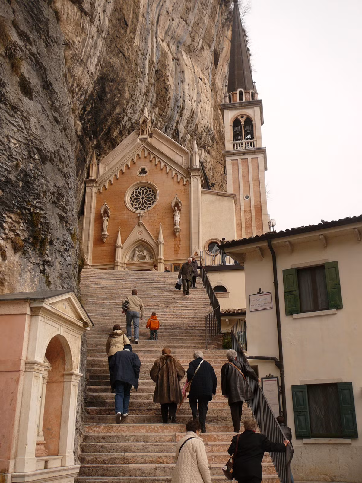 Du khách mất khoảng 2 giờ để đi từ dưới lên đến thánh đường Madonna della Corona.