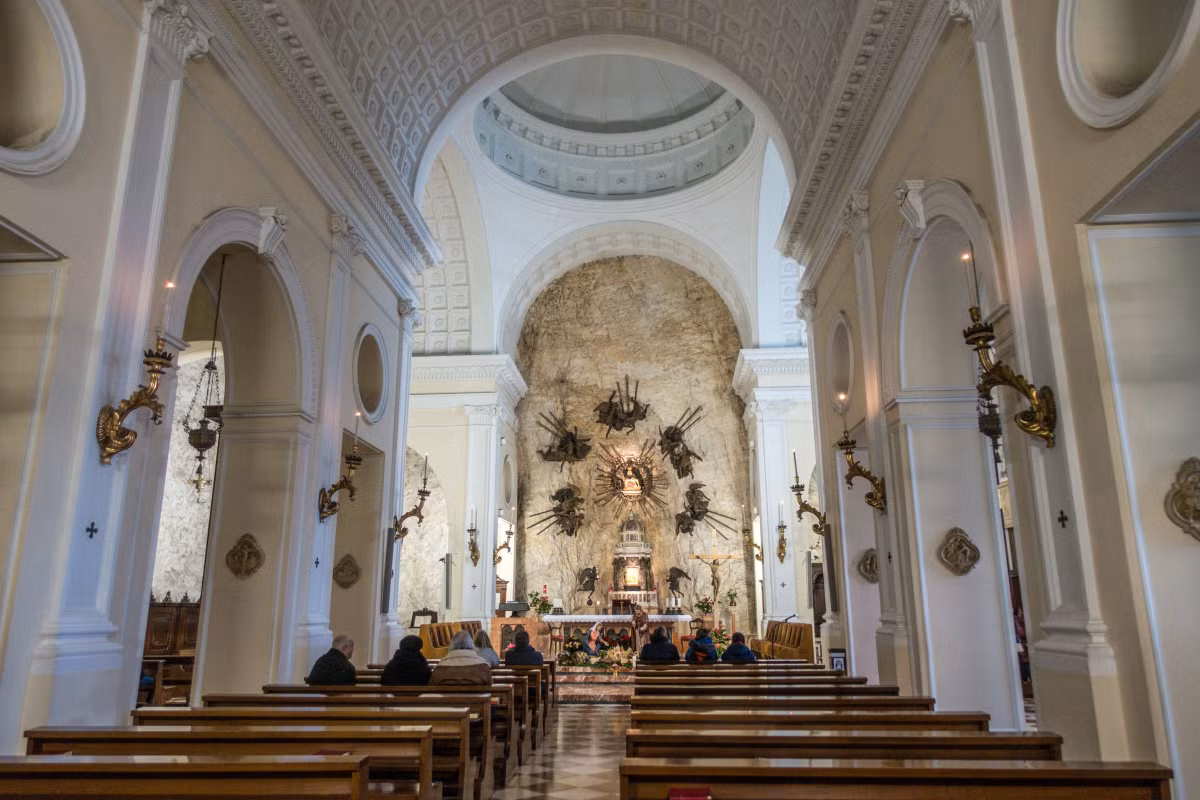 Do đường lên thánh đường Madonna della Corona khá gian nan vất vả nên du khách đến đây thường có sức khỏe tốt.