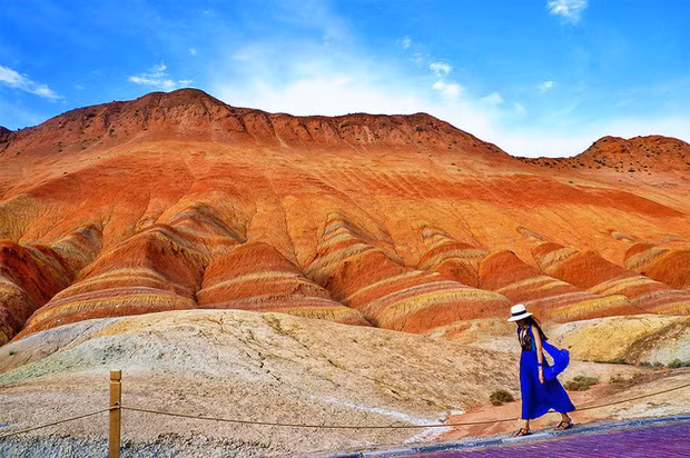 Kể từ đây, số lượng du khách tăng lên khi đến Công viên Địa chất quốc gia Trương Dịch Đan Hà để chiêm ngưỡng vẻ đẹp kỳ ảo tựa chốn thần tiên của những dãy núi cầu vồng.