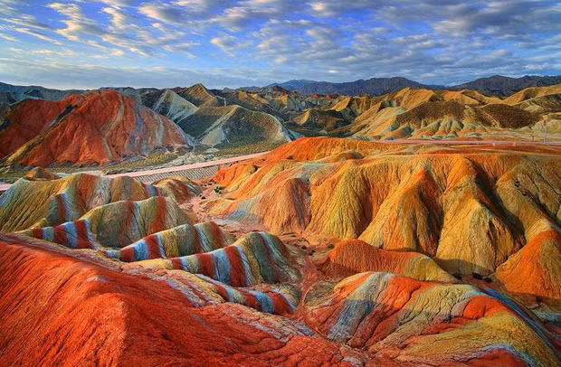 Để chiêm ngưỡng vẻ đẹp của những dãy núi đầy màu sắc này, du khách sẽ phải di chuyển bằng xe bus chuyên dụng.