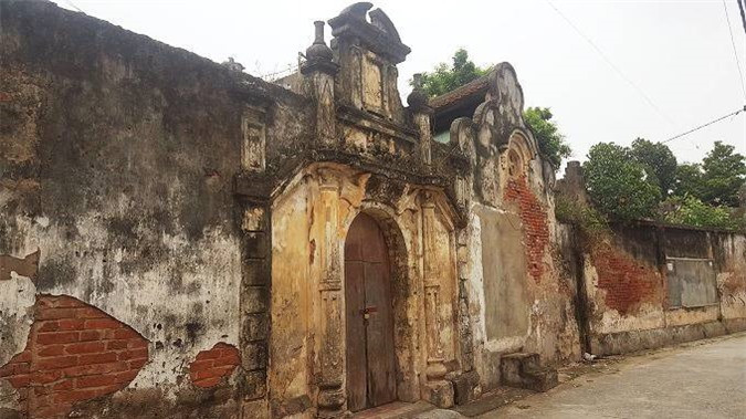 Một căn nhà khác đang xuống cấp nghiêm trọng, tường tróc lở. Mặc dù vậy ta vẫn nhận ra bóng dáng cổng đại quan, mái cổ, thể hiện sự sung túc của gia chủ một thời.