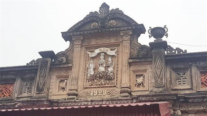 Phía trên mái có đắp nổi dãy số "1929" đánh dấu mốc năm xây dựng. Ngoài ra, phần mái này có đắp 3 bức tượng nổi, màu trắng, thể hiện một vị quan uy nghiêm, theo sau là người phụ việc. Hai bên có hoa văn hình lá chanh và hoa cúc. So với nhà chính, gian phụ này được thiết kế công phu, tinh xảo hơn.