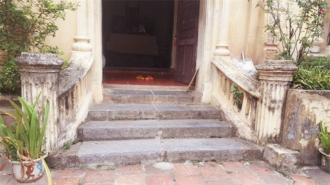 Bậc tam cấp bằng đá xanh nguyên khối vận chuyển từ Thanh Hóa ra.