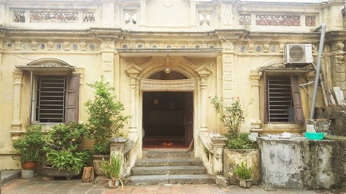 Bà Sinh cho biết, biệt thự xây dựng từ năm 1929. Hiên nhà trang trí bằng các loại đĩa sứ và hoa văn đồng tiền. Mái lợp ngói âm dương. Bên trong rộng khoảng 40m2, nội thất hoàn toàn bằng gỗ. Những năm đầu thế kỷ 20, các cụ nhà chồng bà làm Lý trưởng, kinh tế thuộc diện giàu có ở địa phương. Gian nhà này, gia đình bà dùng làm nơi thờ tự, tổ chức cúng giỗ và họp bàn chuyện đại sự của gia đình. Ngày trước, chồng bà Sinh còn sống, hai vợ chồng ở gian bên cạnh nhưng mới đây, ông qua đời, bà dọn một góc để sinh hoạt và tiện nhang khói hàng ngày.