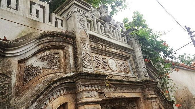 Bà Thoa - người dân làng Cựu chia sẻ, vài năm gần đây, nhà cổ xuống cấp, nhiều gia đình đã phá đi, xây mới hoặc cải tạo lại. Một số gia đình khác làm ăn xa, ít về nên khóa cửa. Lâu ngày, căn nhà không có người chăm sóc cũng hỏng hóc nhiều, phía bên trong cỏ dại mọc um tùm. Hình ảnh chung ở các ngôi nhà này là bờ tường vôi vữa hoang hóa, rơi rụng. Nguy cơ làng cổ hàng trăm năm bị mai một là điều khó tránh nếu như không có một phương án bảo tồn.