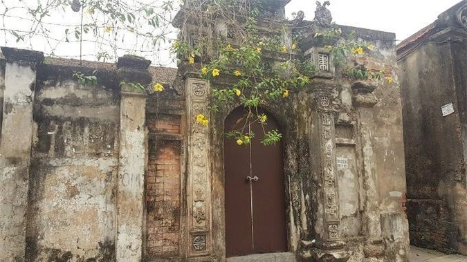 Ở làng Cựu, ít có những công trình hiện đại. Phần lớn, các ngôi nhà ở đây mang dáng dấp cổ xưa hoặc kết hợp kiến trúc Pháp - Việt.