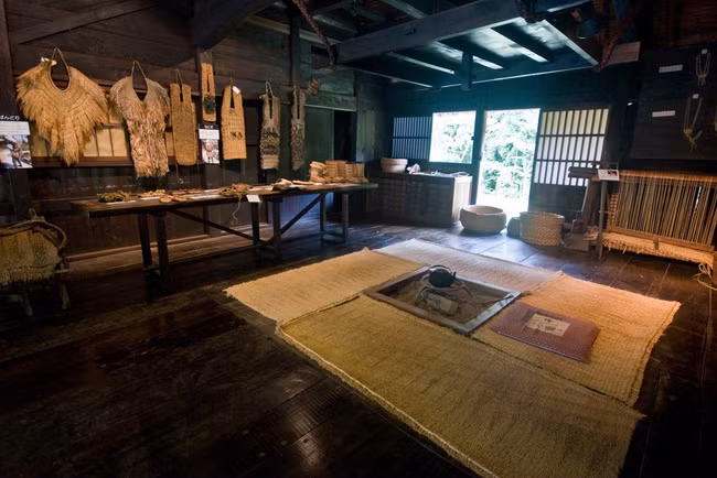 Mỗi ngôi nhà có 5 - 7 cửa sổ. Theo quan niệm của người dân Nhật Bản, cửa sổ là nơi để đón thần mặt trời theo đạo Shito. Vì vậy, cửa sổ được bố trí ở phía trước nhà.