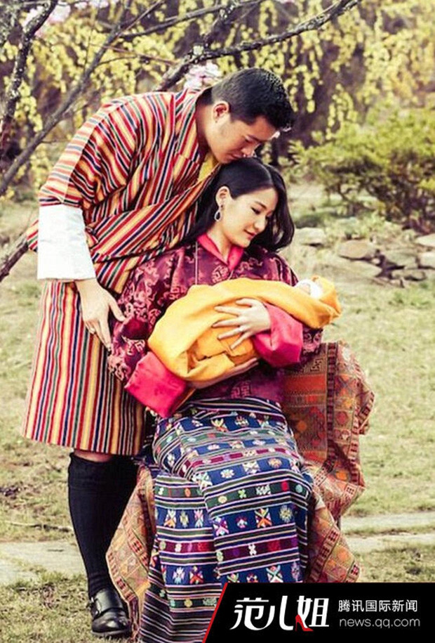 Ngay từ lần gặp đầu tiên, hoàng tử Wangchuck ấn tượng với sự thông minh, xinh đẹp, nói chuyện có duyên và khả năng vẽ tranh tuyệt đẹp của Pema. Chỉ sau vài tiếng gặp mặt, hoàng tử Wangchuck quỳ gối trước Jetsun và nói rằng: "Đợi đến khi nàng lớn lên mà cả hai ta vẫn còn độc thân và vẫn dành tình cảm cho nhau, ta hy vọng nàng sẽ trở thành vợ của ta".