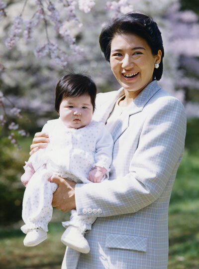 Thái tử Naruhito theo đuổi Masako suốt 6 năm bất chấp chuyện tình của 2 người không được tất cả thành viên hoàng gia Nhật Bản ủng hộ. Nguyên do là vì người bạn đời của Thái tử Naruhito không đến từ gia đình hoàng tộc.