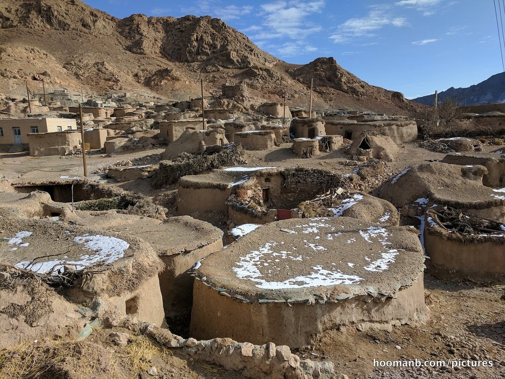 Với vóc dáng cơ thể nhỏ bé, người dân xây dựng những ngôi nhà khá nhỏ với cửa ra vào và những ô cửa sổ thấp.