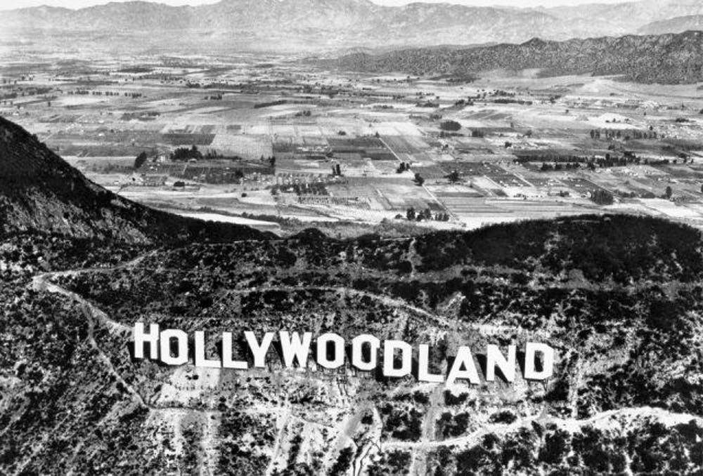 Những chữ cái trong bảng hiệu "Hollywoodland" được in màu trắng. Mỗi chữ cái viết hoa, cao 15m, bề ngang 9,1m. Khoảng 4.000 bóng đèn được dùng để chiếu sáng các chữ cái trên vào ban đêm. Bảng hiệu "Hollywoodland" do Harry Chandler - chủ tờ báo Los Angeles Times dựng lên với mục đích chính là để quảng cáo cho khu nhà ở mới tại vùng đồi phía trên khu vực Hollywood.
