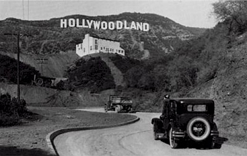 Theo các tài liệu lịch sử, bảng hiệu “Hollywood” được hoàn thành vào ngày 13/7/1923. Khi ấy, bảng hiệu mang dòng chữ "HOLLYWOODLAND" và nhìn xuống khu vực Hollywood của thành phố Los Angeles.