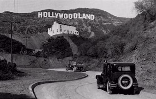 Theo các tài liệu lịch sử, bảng hiệu “Hollywood” được hoàn thành vào ngày 13/7/1923. Khi ấy, bảng hiệu mang dòng chữ "HOLLYWOODLAND" và nhìn xuống khu vực Hollywood của thành phố Los Angeles.
