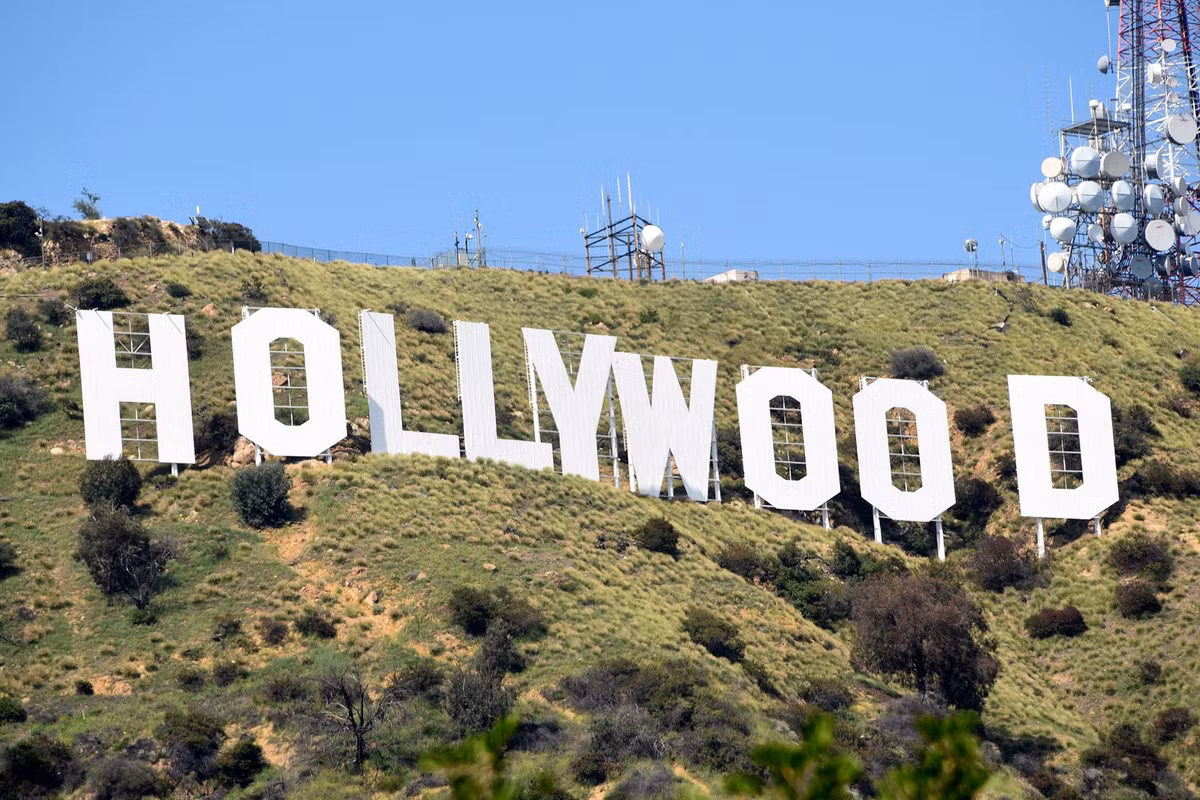 Kể từ đó đến nay, dòng chữ "Hollywood" màu trắng nổi bật và có thể nhìn thấy rõ từ xa trở thành biểu tượng nổi tiếng thế giới.