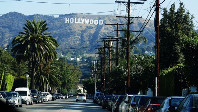 Biểu tượng này thường xuất hiện trong những bộ phim, chương trình truyền hình quay tại Hollywood. Nhờ vậy, độ nổi tiếng của dòng chữ biểu tượng này ngày càng lớn.