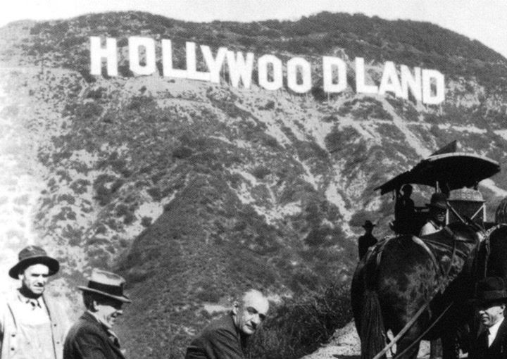 Năm 1949, phòng thương mại Hollywood quyết định trùng tu lại bảng hiệu "Hollywoodland" bằng việc tháo dỡ 4 chữ "Land".