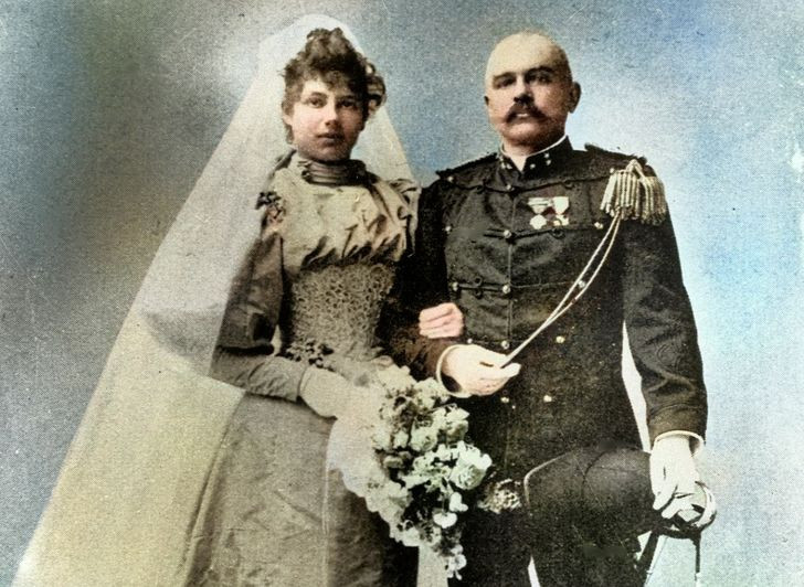 Tên gọi Mata Hari của Margaretha có nguồn gốc từ vùng Đông Ấn, ngày nay là Indonesia nhưng trước kia là thuộc địa của Hà Lan. Ngay từ khi còn nhỏ, Mata Hari có nhan sắc xinh đẹp, quyến rũ và thông minh. Vào năm 19 tuổi, bà kết hôn với sĩ quan quân đội Rudolph MacLeod, 39 tuổi.