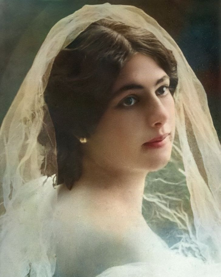 Dù có sự cách biệt tuổi tác lớn nhưng Mata Hari không coi đó là vấn đề quan trọng trong tình yêu. Sau khi kết hôn, bà sinh 2 con (một con trai và một con gái). Thế nhưng, cuộc hôn nhân của 2 người không kéo dài lâu khi Rudolph công khai có vợ lẽ. Điều này được xã hội thời ấy chấp nhận.