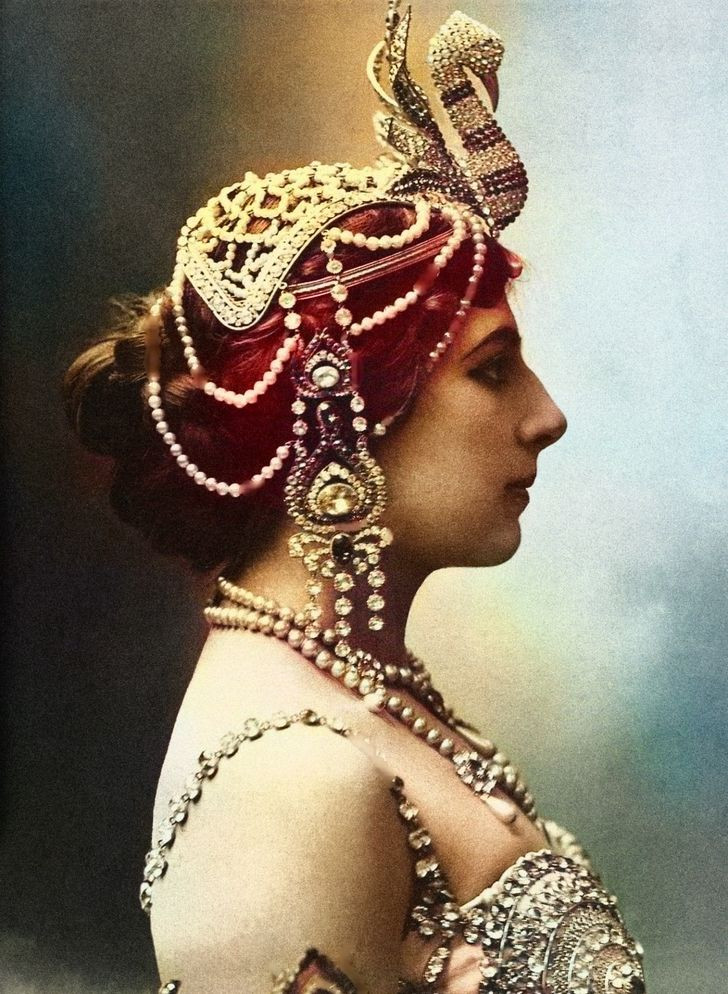 Thất vọng vì cuộc hôn nhân không hạnh phúc, Mata Hari ly hôn Rudolph. Kể từ đây, bà bắt đầu học múa từ các vũ công truyền thống người Java.