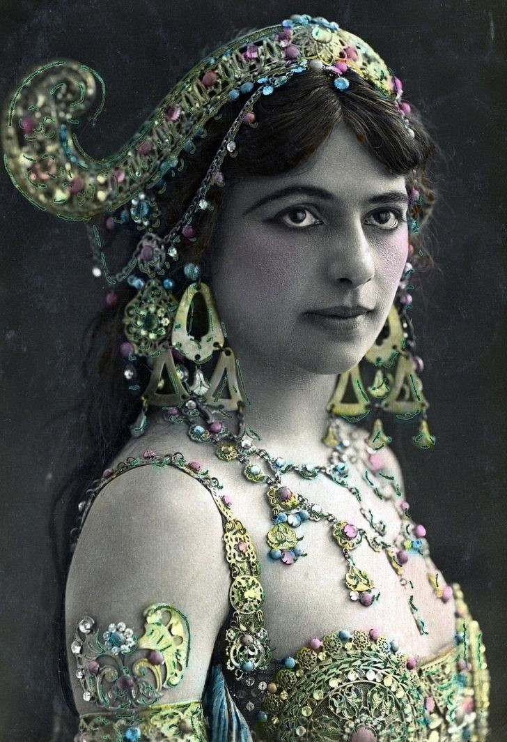 Kế đến, Mata Hari chuyển đến Paris, Pháp sinh sống và kiếm sống bằng nghề vũ công. Những điệu múa quyến rũ và nóng bỏng của bà khiến khán giả không thể rời mắt mỗi lần lên sân khấu biểu diễn.