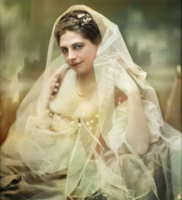 Tuy nhiên, đến ngày 13/2/1917, Mata Hari bị giới chức Pháp bắt giữ vì tội hoạt động gián điệp hai mang. Sau 4 tháng thẩm vấn và đưa ra xét xử, tòa án quân sự Pháp tuyên án tử hình đối với Mata Hari với tội danh cung cấp bí mật quân sự của đồng minh cho quân đội Đức khiến Pháp và các nước đồng minh chịu tổn thất lớn.