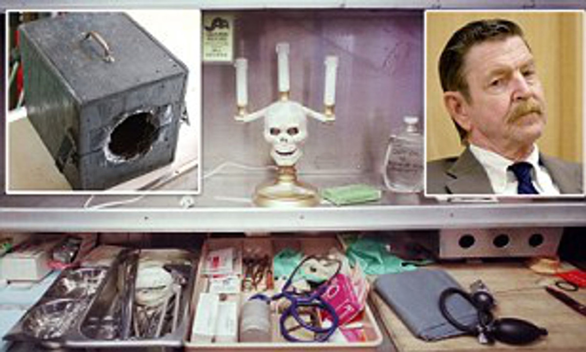 Năm David lên 10 tuổi, bố mẹ ly hôn. Y cùng em gái chuyển đến sống với ông bà nội tại một trang trại thuộc vùng nông thôn Mountainair, bang New Mexico. Tại đây, gã sát nhân thường bị ông nội đánh nếu như không nghe lời.