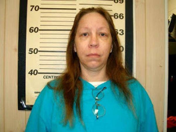 Sau đó, Cynthia bị mẹ đuổi ra khỏi nhà khi 12 tuổi. Sau đó, cô hẹn hò với những kẻ buôn ma túy, làm gái mại dâm và nghiện rượu, cocaine.