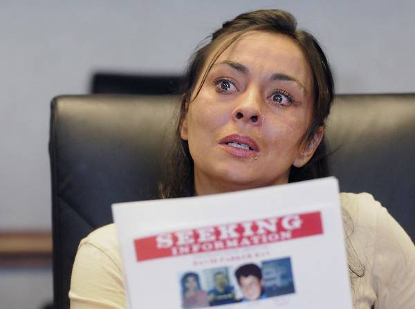 Vào năm 1997, trong lúc lẩn trốn vì bị cảnh sát truy bắt về tội trộm cắp và buôn bán ma túy, Cynthia đến New Mexico và gặp David Parker Ray.