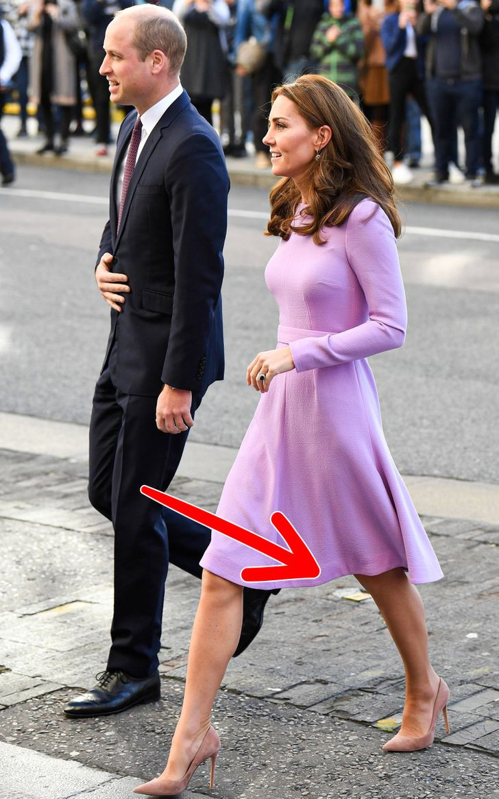 Đặc biệt, các mẫu váy của phụ nữ hoàng gia Anh đều may từ chất liệu nặng để giảm thiểu rủi ro bị gió thổi bay lên, tránh gây ra những sự cố tế nhị.