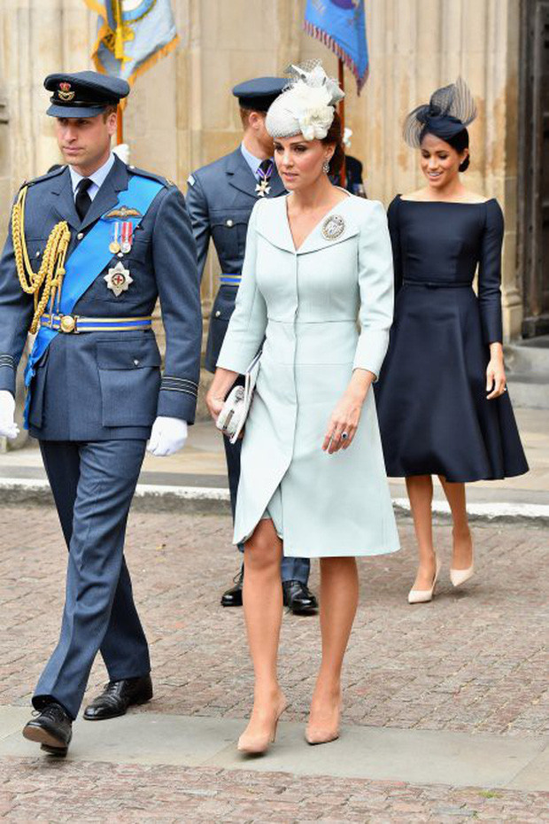 Theo các chuyên gia, công nương Kate Middleton chọn loại quần tất siêu mỏng đến từ thương hiệu John Lewis. Mẫu quần tất này có kèm theo dải silicone ở bàn chân có tên 7 Denier Barely There Non-Slip Tights.