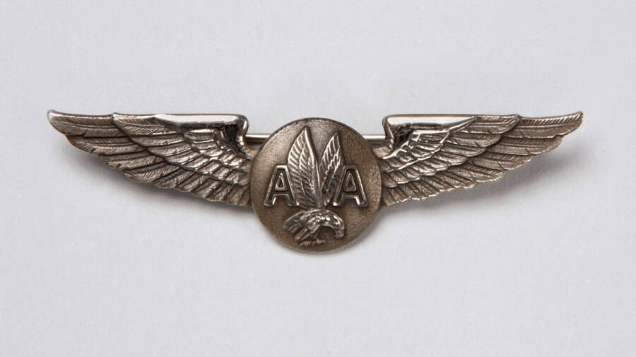 Chiếc ghim cài trên áo của Karyn Ramsey - nữ tiếp viên hàng không hãng American Airlines.