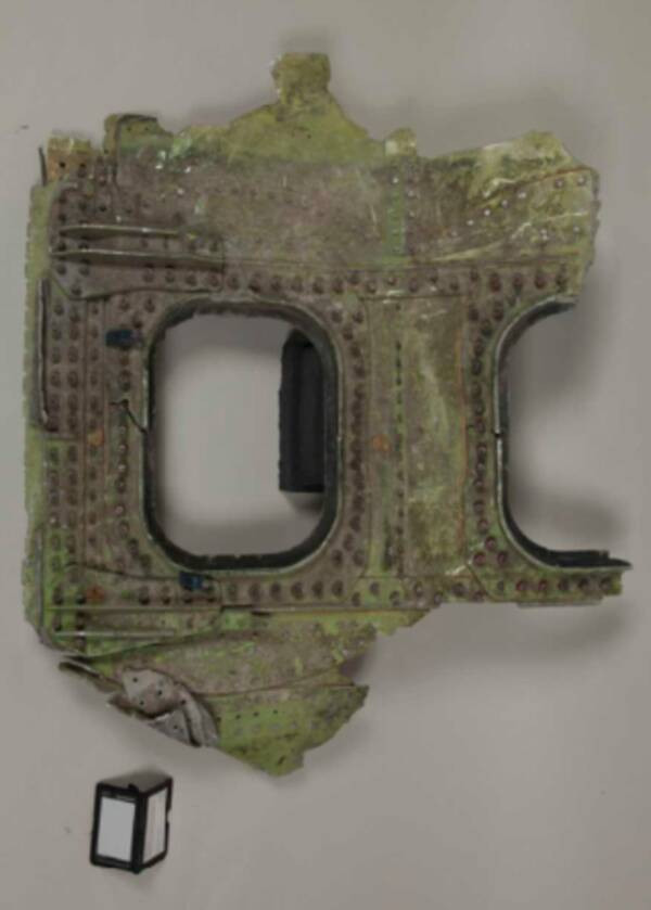 Đây là một mảnh vỡ của máy bay của hãng American Airlines. Những tên không tặc cướp máy bay này rồi lao vào tòa tháp Bắc của Trung tâm Thương mại thế giới.