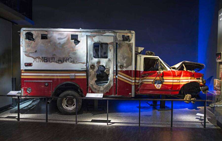 Một xe cứu thương bị hư hại nghiêm trọng do 2 tòa tháp của Trung tâm Thương mại thế giới đổ sập.