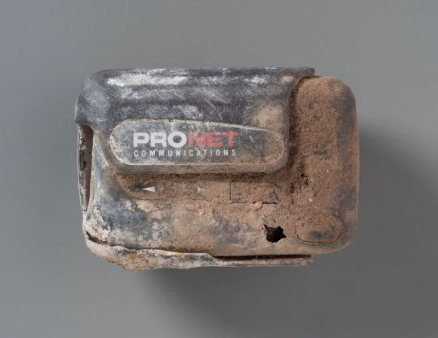 Máy nhắn tin này là của nạn nhân Andrea Lyn Haberman, 25 tuổi. Cô là một trong số gần 3.000 người thiệt mạng trong vụ khủng bố ngày 11/9/2001. Vào ngày hôm ấy, cô từ Chicago đến tham dự cuộc họp tổ chức tại tầng 92 của tòa tháp Bắc của Trung tâm Thương mại thế giới.