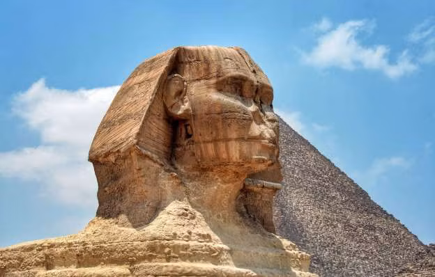 Trải qua hàng ngàn năm, tượng Nhân sư vẫn đứng hiên ngang giữa đất trời.