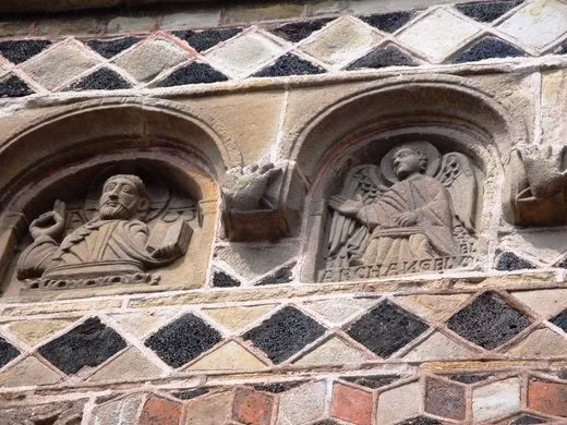 Những bức bích họa trong nhà thờ Saint-Michel d'Aiguilhe có từ thế kỷ 10 trở thành một trong những điểm nổi bật thu hút du khách.