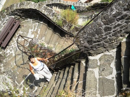 Saint-Michel d'Aiguilhe được xây dựng vào năm 962. Giám mục Gothescalk Puy-en-Velay cho thi công công trình này sau khi trở về từ cuộc hành hương đến Saint Jacques de Compostela.