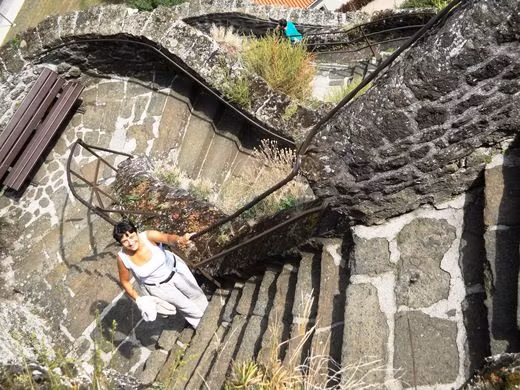 Saint-Michel d'Aiguilhe được xây dựng vào năm 962. Giám mục Gothescalk Puy-en-Velay cho thi công công trình này sau khi trở về từ cuộc hành hương đến Saint Jacques de Compostela.