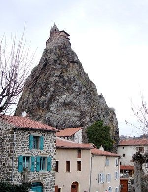 Nhờ vậy, du khách khi tới nhà thờ Saint-Michel d'Aiguilhe có thể chiêm ngưỡng những cổ vật quý giá trên.