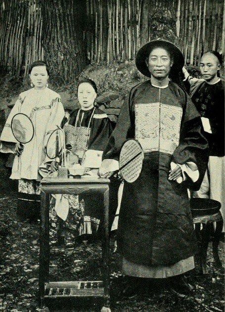 Năm 1900, một du khách phương Tây tên là J.R. Chitty đã du lịch khắp Trung Quốc và dùng máy ảnh ghi lại rất nhiều khung cảnh thực tế của Trung Quốc lúc bấy giờ. Bức ảnh chụp cả gia đình của một viên quan nhà Thanh, chính thất (vợ cả) ngồi thư thả trong khi tiểu thiếp chỉ có thể đứng bên cạnh. Thê tử của các quan viên đều xuất thân môn đăng hộ đối với viên quan đó, có cưới hỏi đàng hoàng nên tiểu thiếp không thể so sánh.
