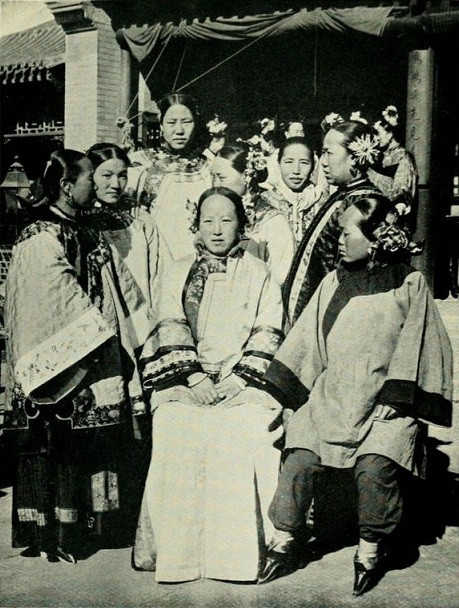 Ảnh chụp những người phụ nữ giàu có, ai cũng đều có đôi chân nhỏ vì theo tục bó chân gót sen.