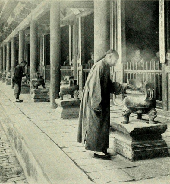 Hai người đàn ông đang dâng hương. Thời xưa, đền chùa là nơi được người dân thường xuyên lui tới.