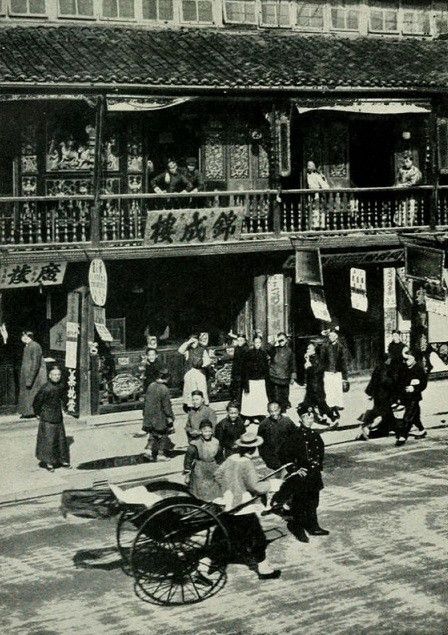 Sau khi từ Trung Quốc về nước, J.R. Chitty đã viết tác phẩm "Du lịch ở Trung Quốc", được xuất bản ở New York năm 1909 và London năm 1910. Tác phẩm gồm 50 bức ảnh phản ánh cuộc sống của người dân ở mọi vùng miền Trung Quốc vào thời điểm đó. Bức ảnh chụp một con phố tấp nập người qua lại.