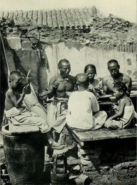 Bữa ăn trong một gia đình nghèo khó.